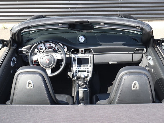 Porsche 911 Carrera 4S 18 of 23