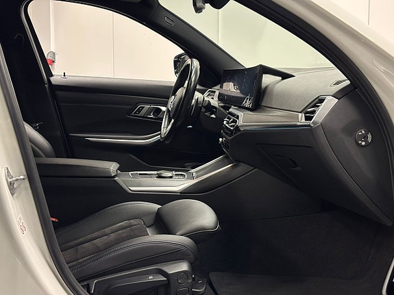 BMW 330e 25 of 27