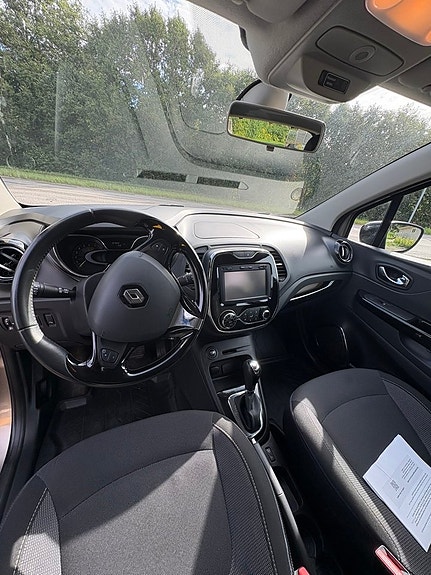 Renault Captur 3 of 4