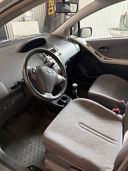 Toyota Yaris 3 of 4
