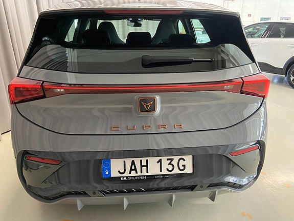 Cupra Born 7 of 18