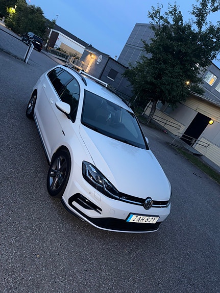 Volkswagen Golf VII 3 of 9