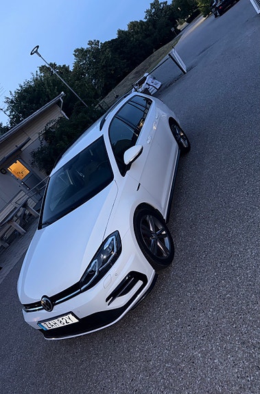 Volkswagen Golf VII 2 of 9