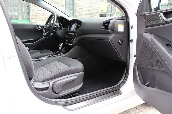 Hyundai IONIQ 21 of 30
