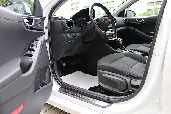 Hyundai IONIQ 18 of 30