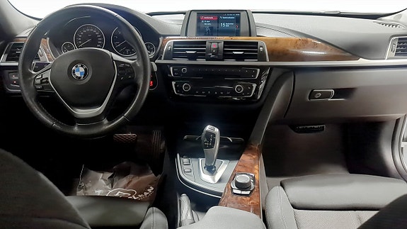 BMW 320i 4 of 8