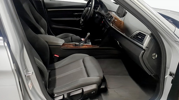 BMW 320i 3 of 8