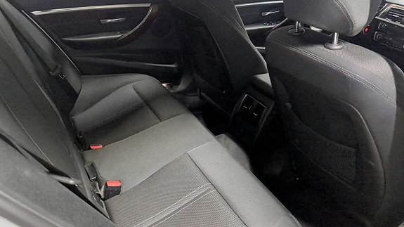 BMW 320i 5 of 8