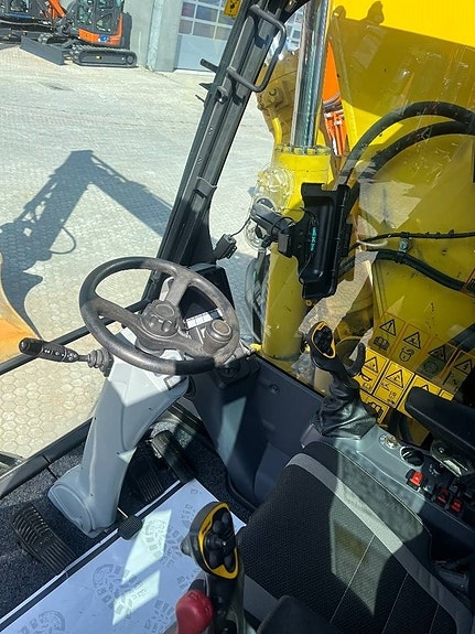 Komatsu PW 148-11 14 of 18
