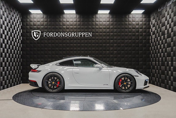 Porsche 911 Carrera 4 GTS 10 of 27