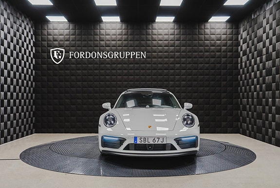 Porsche 911 Carrera 4 GTS 12 of 27