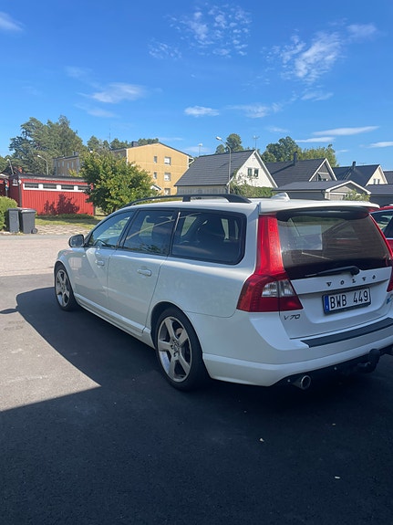 Volvo V70 2 of 5