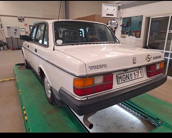 Volvo 240 2 of 2