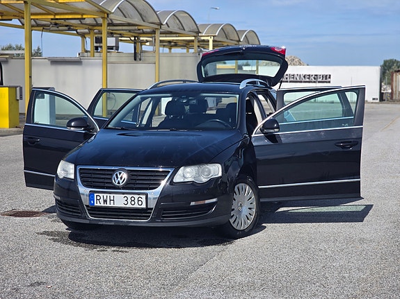 Volkswagen Passat 2 of 30
