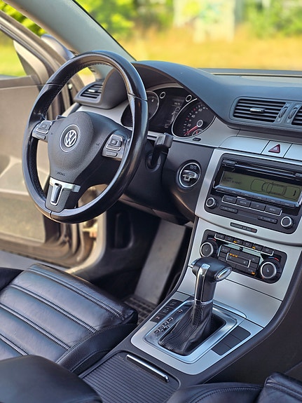Volkswagen Passat 19 of 30