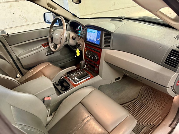 Jeep Grand Cherokee 14 of 22