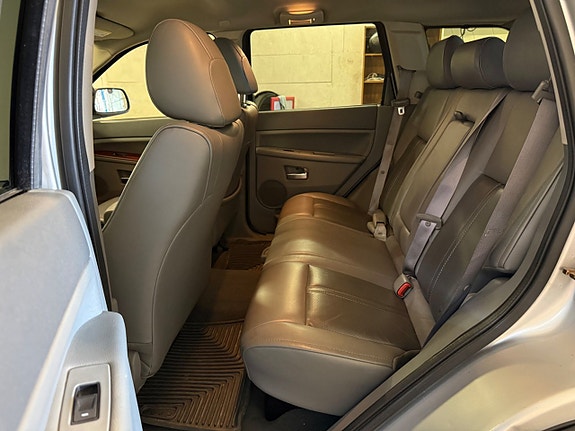 Jeep Grand Cherokee 13 of 22