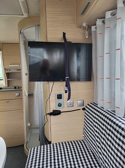 Adria Action 361 lh 6 of 11