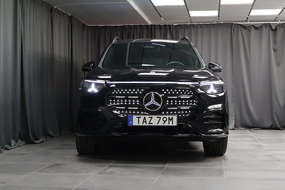 Mercedes-Benz GLB350 3 of 28