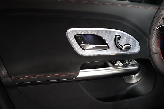 Mercedes-Benz GLB350 18 of 28