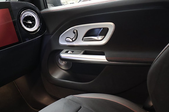 Mercedes-Benz GLB350 27 of 28
