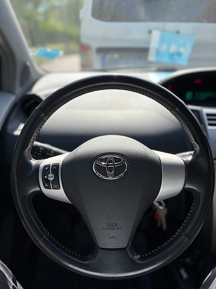 Toyota Yaris 2 of 11