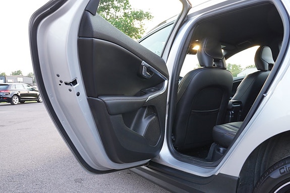Volvo V40 Cross Country 14 of 27