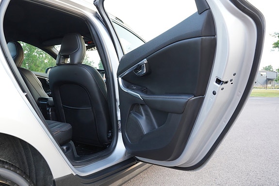 Volvo V40 Cross Country 17 of 27