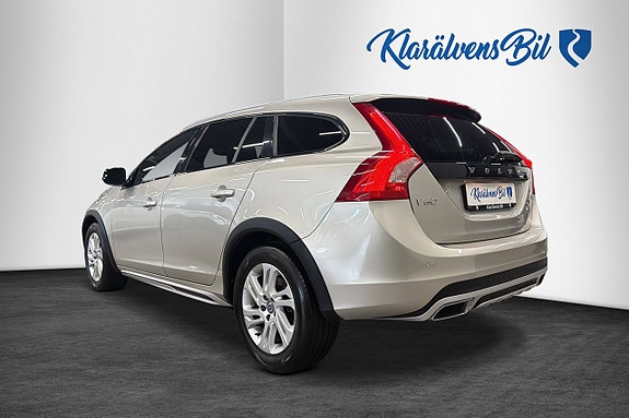 Volvo V60 Cross Country 4 of 16