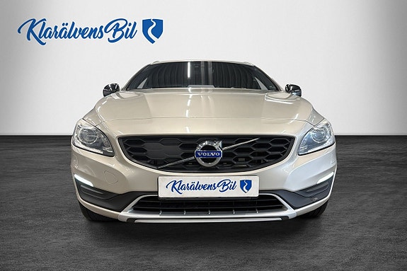 Volvo V60 Cross Country 3 of 16