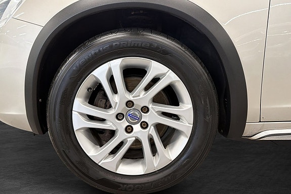 Volvo V60 Cross Country 2 of 16