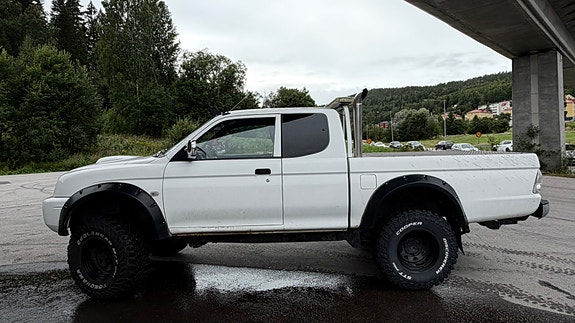 Mitsubishi L200 Club Cab 2 of 23