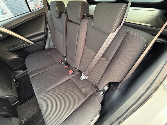 Toyota RAV4 9 of 15