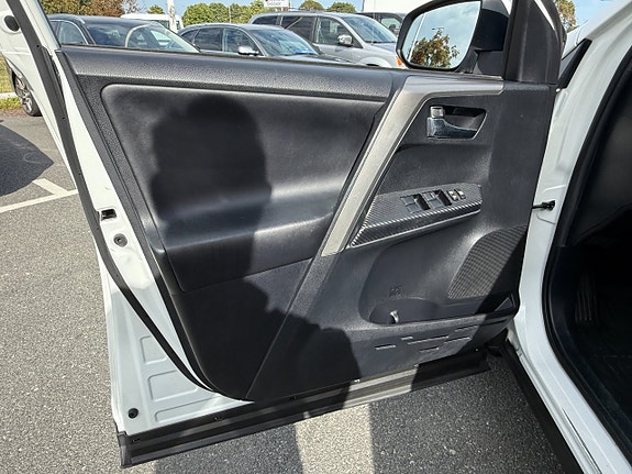 Toyota RAV4 11 of 15