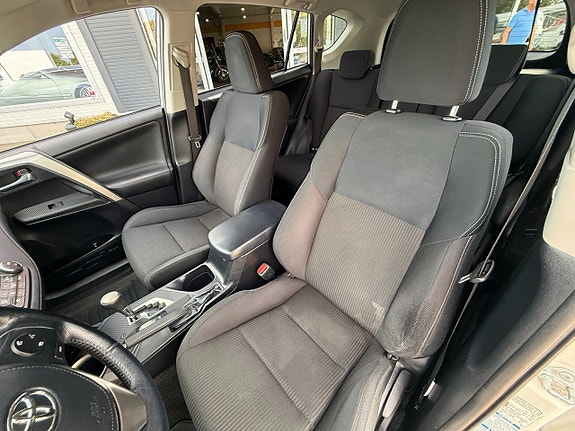 Toyota RAV4 8 of 15