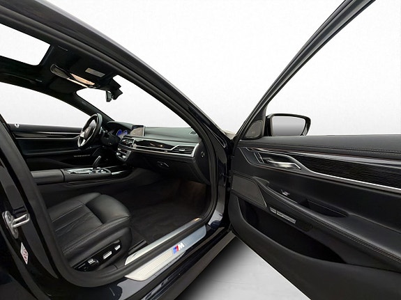 BMW 750iL 29 of 30