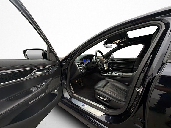 BMW 750iL 11 of 30