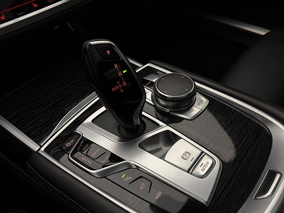 BMW 750iL 28 of 30