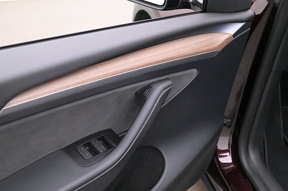 Tesla Model Y 10 of 27