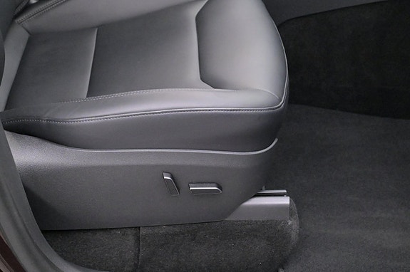 Tesla Model Y 13 of 27