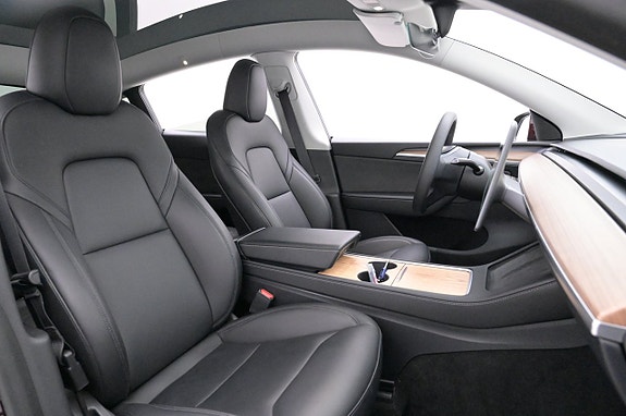 Tesla Model Y 12 of 27