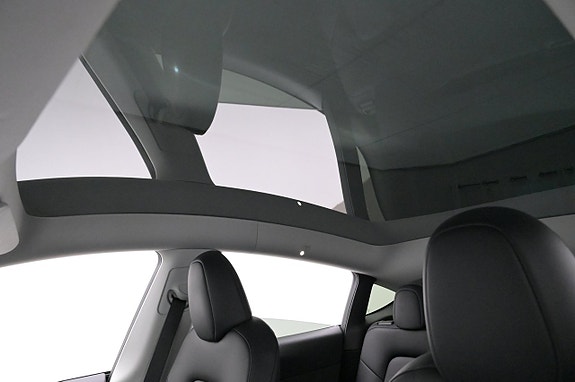Tesla Model Y 25 of 27