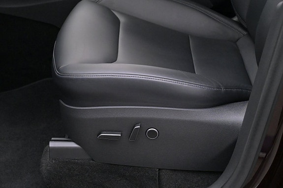Tesla Model Y 11 of 27