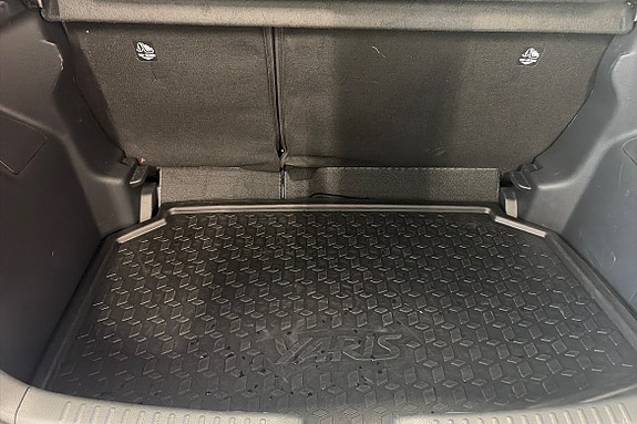 Toyota Yaris 9 of 12