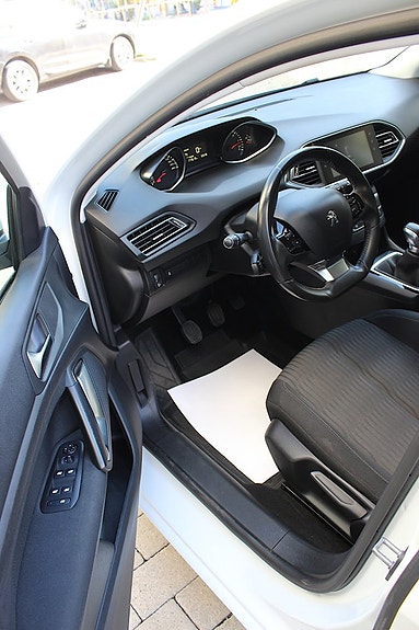 Peugeot 308 18 of 23