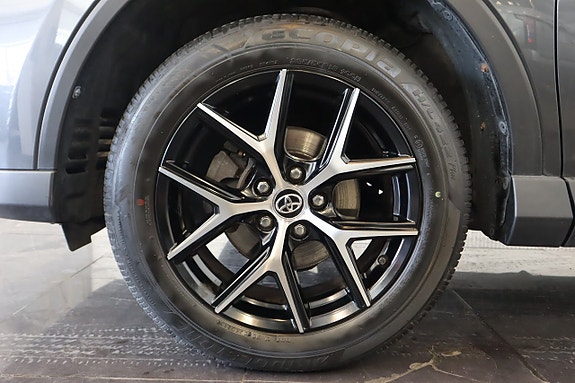Toyota RAV4 2 of 19