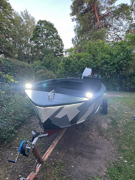 Fiskebåt kastdäck 35hk+elmotor styrpulpet släp ingår 2 of 10