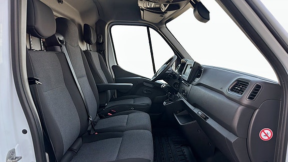 Nissan NV400 4 of 9