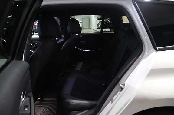 BMW 330e 10 of 10