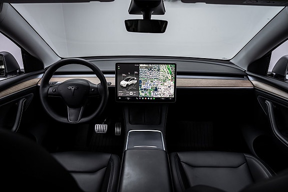 Tesla Model Y 25 of 27